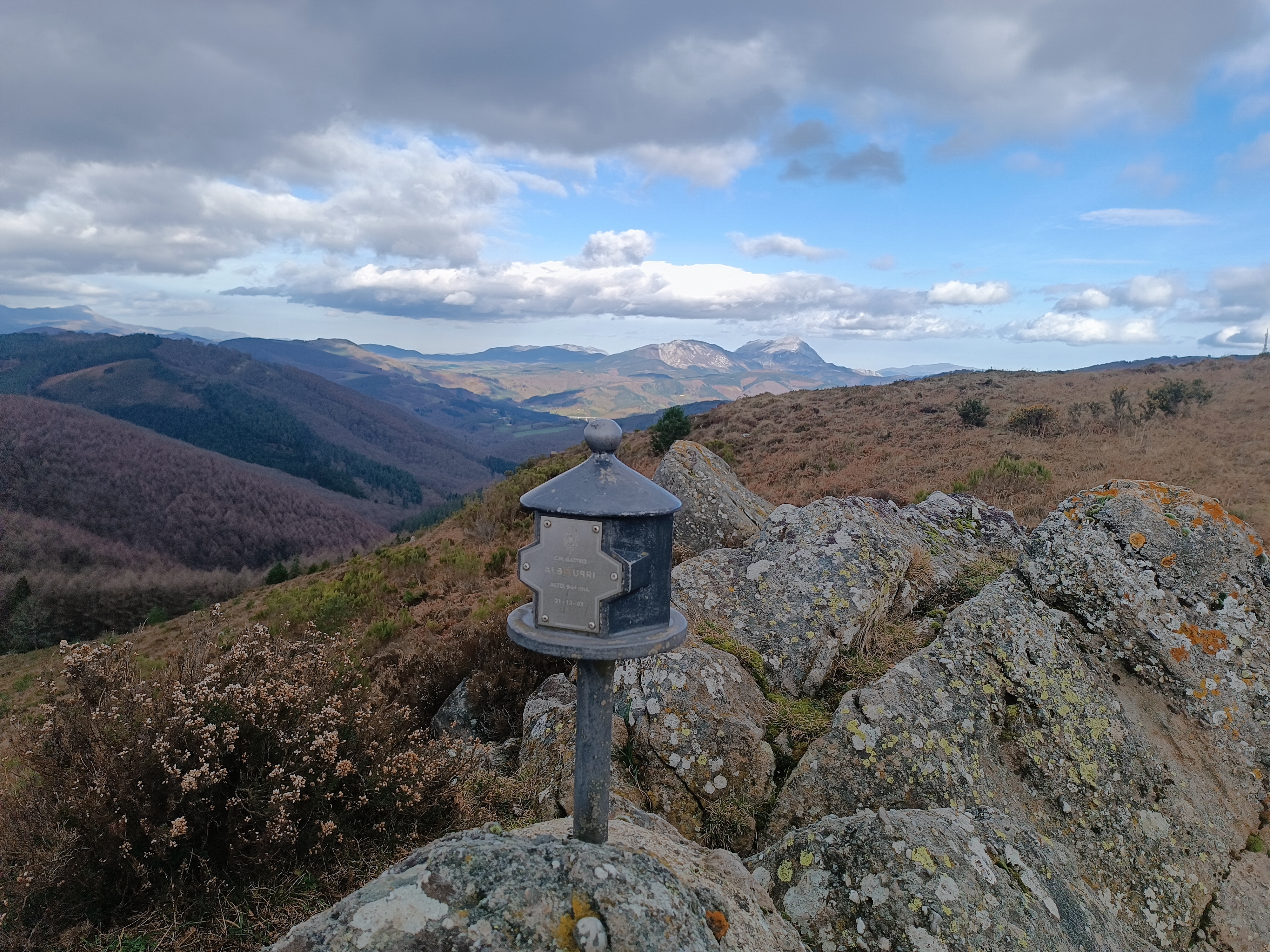Foto Marieta –ARKAMO (865 mts)—ALBITURRI (942 mts)—Nacimiento Rio Deva –Pto. Arlaban.-Araba. Mañanera