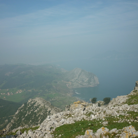 Dia 6- Travesía Sonabia - Peña Candina (472 m) – Tueros - Laredo. Monte y playa (Cantabria) Todo el día