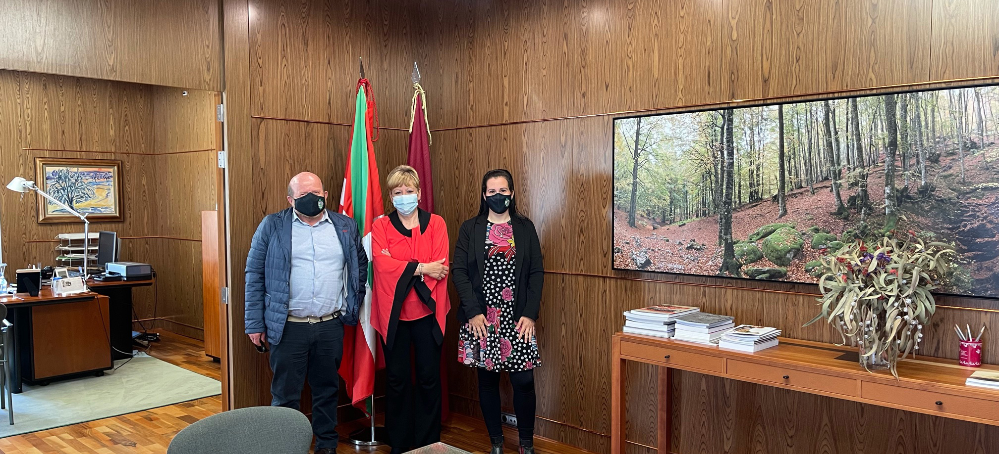 Foto Recepción oficial del Club de Montaña Gazteiz con Ana del Val, Diputada de Cultura y Deportes y Ana Rosa López de Uralde, Directora Foral de Deportes.